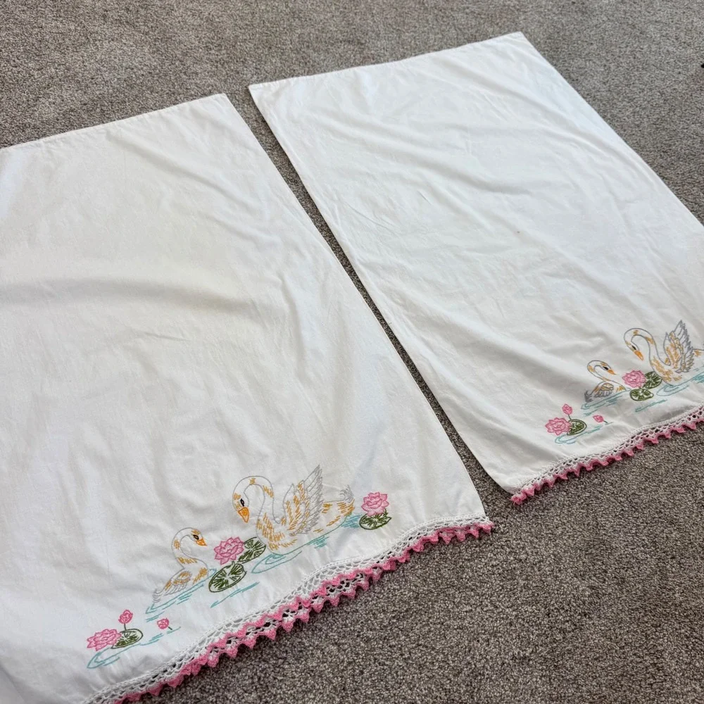 Vintage Hand Embroidered Swan Water Lily Pillowcase Set Pink Crochet Trim‎ White